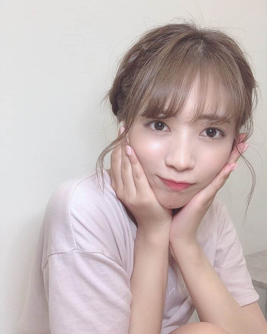 のインスタグラム：「. 髪伸びてほしてしょうがない。。。！ . . #ヘアアレンジ #三つ編み #ミディアムヘア」