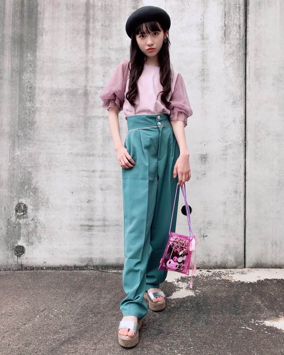 ニコ☆プチのインスタグラム：「プチモのふろくの使い方、今日はアリス😏❤️ お姉さんっぽいお洒落な秋コーデに合わせてくれたよ😻 …ということは、、このサコッシュ、秋まで使えるってことだ〜❣️😚  mezzo piano juniorさんのかわいいビニールサコッシュ🍒  まだまだ暑いから真夏コーデにもピッタリ✨だけど、 可愛すぎて秋にもたくさん使いたい😁 だからありすは秋コーデ意識してサコッシュを合わせてみたよ💕 サコッシュがとってもキレイなピンクだから、くすみカラーのお洋服にも映える😍 中にはコスメとケータイと鏡セットを入れてみました(♡ˊvˋ♡)  #ニコプチ #ニコプチふろく #プチモのふろくの使い方  #ニコプチふろくのある生活  #メゾピアノジュニア #mezzopianojunior  #ふろく #桧山ありす」