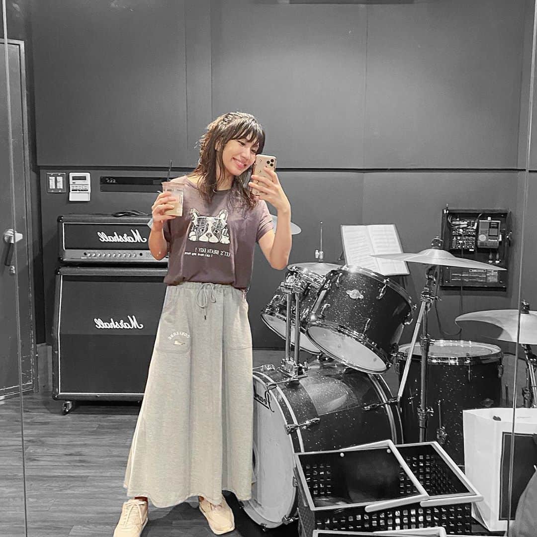 松崎莉沙さんのインスタグラム写真 - (松崎莉沙Instagram)「・ いつかの写真@スタジオ  #studio #music #sing #drum #photo #tshirt #skirt #casual #casualstyle #converse #mirrorselfie」8月28日 13時13分 - risadegozaimasu
