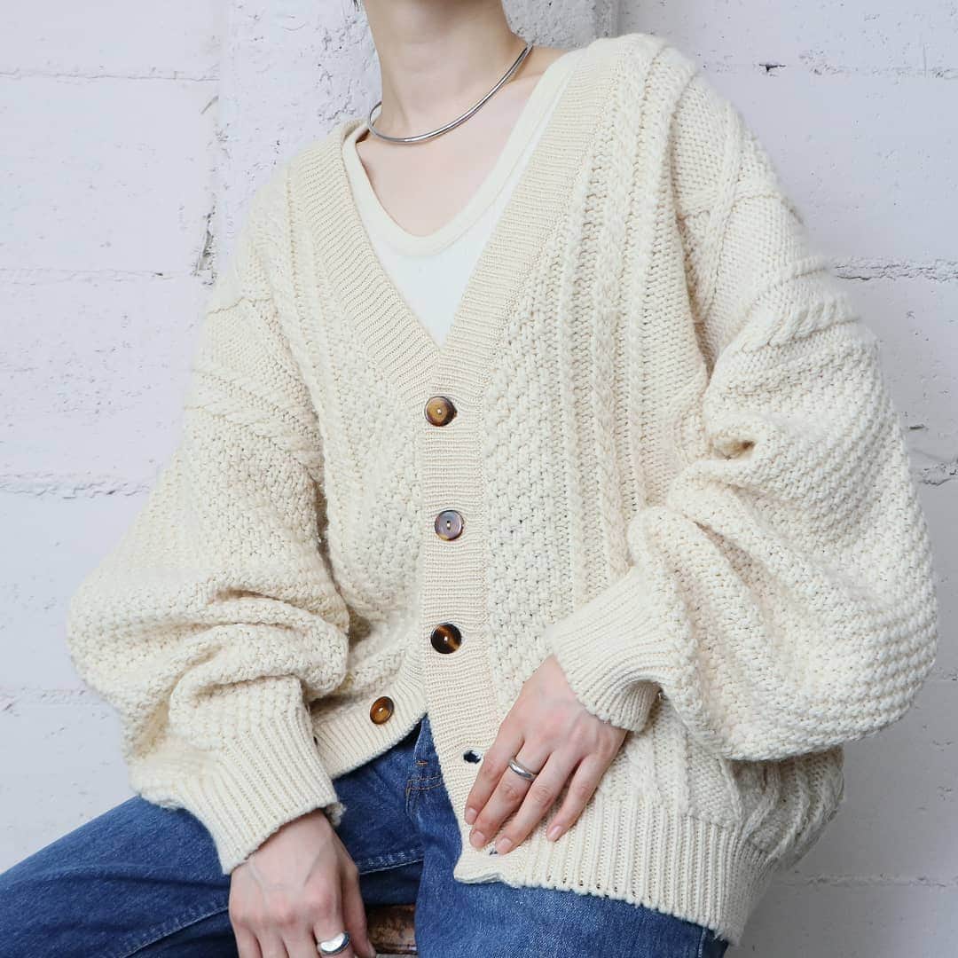 吉祥寺 古着屋 Orfeoのインスタグラム：「. Volume Sleeve Fisherman's Cardigan  #orfeo #kichijoji #tokyo #vintage #used #fashion #coordinate #outfit  お問い合わせはインスタグラムのプロフィール掲載のメールアドレスにお願いいたします。コメント、DMでのお問い合わせは受け付けておりませんのでご了承ください。 ONLINE SHOPの商品も店頭にてご購入頂けます。気になる商品がございましたらスタッフにお声掛けください。  新型コロナウィルス感染拡大防止策を徹底した上で営業をしております。マスクの着用、入店時にアルコールでの消毒をお願いいたします。」
