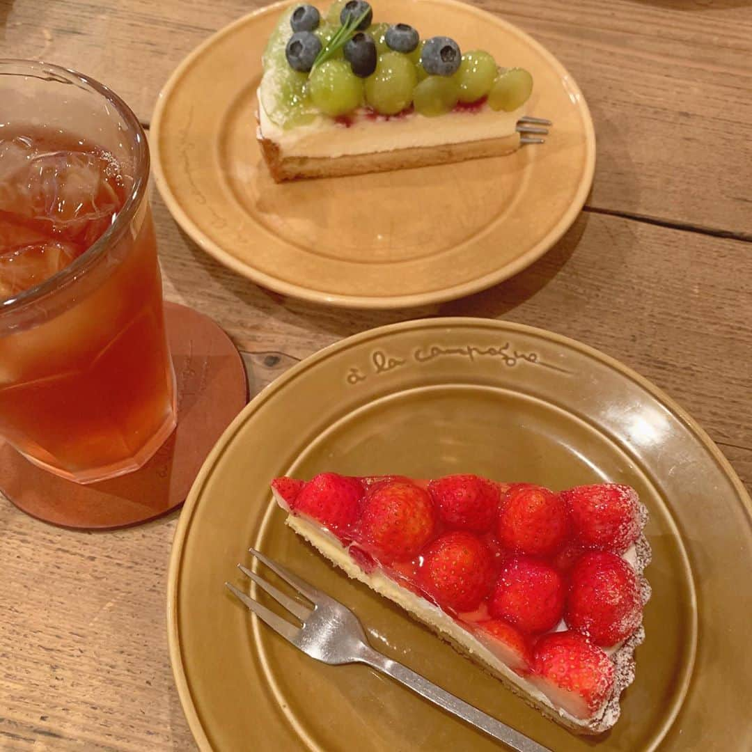 あかねぴさんのインスタグラム写真 - (あかねぴInstagram)「.﻿ ﻿ いちごタルトだいすき🍰❤︎﻿ ﻿ このケーキみたいに、﻿ いちごたっぷりで下がカスタード入ってるの﻿ ほんっとに最高〜☺️💕💕﻿ お外は暑いし、﻿ ゆっくりアイスティー飲みながら﻿ ケーキ食べれて幸せなひと時でした♡﻿ ﻿ えびちゃんと定期的に会えてて﻿ うれしいな〜🌼🌼﻿ ﻿ .﻿ #alacampagne #cake #cafe #fruits﻿ #talt #sweets #icetea #teatime #breaktime ﻿ #池袋カフェ #ケーキ #カフェ #スウィーツ﻿ #いちごタルト #フルーツタルト #アラカンパーニュ」8月28日 13時07分 - akanepi0426