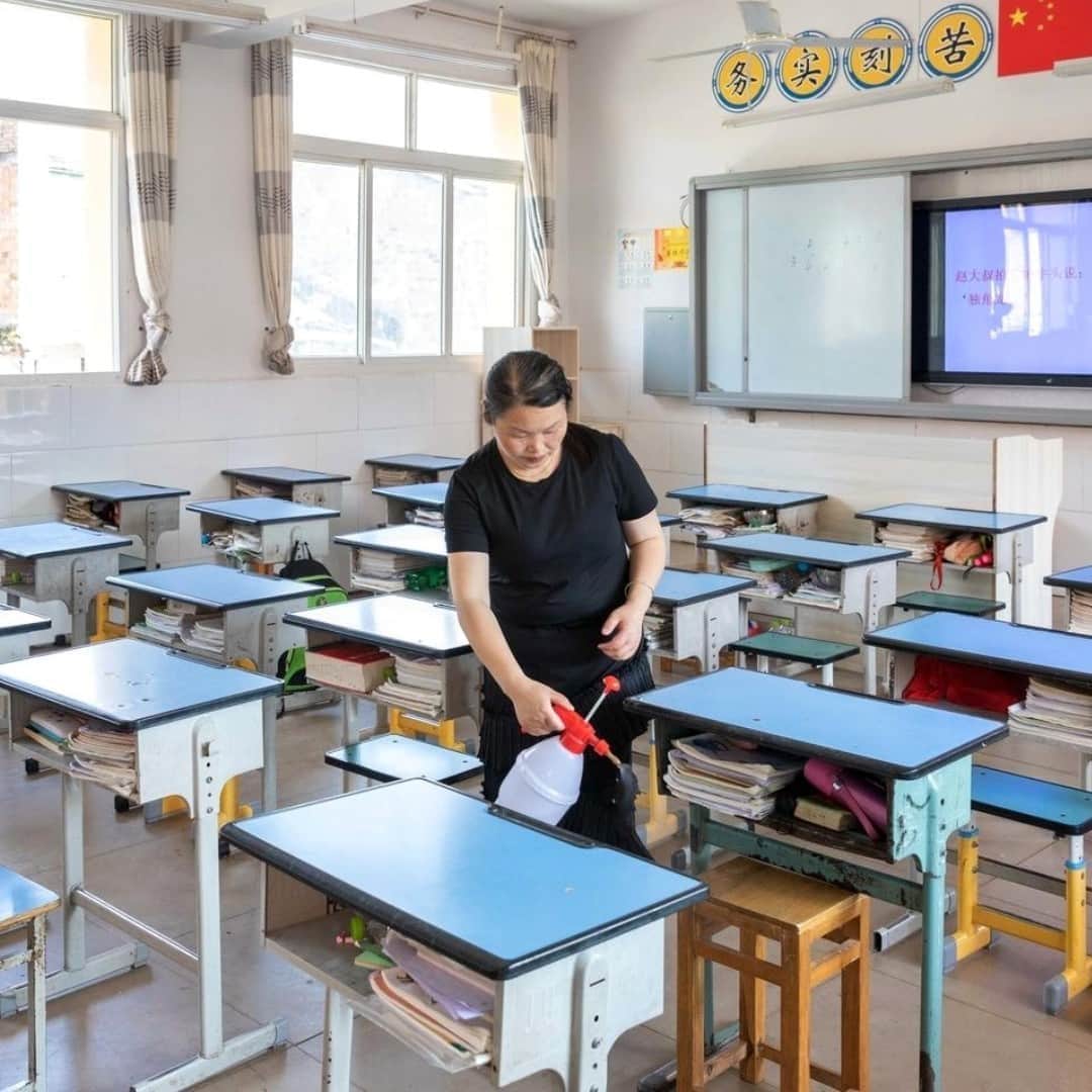 unicefさんのインスタグラム写真 - (unicefInstagram)「Many teachers across the world are preparing for students’ return, and UNICEF is working to make sure they have the information and resources to do so safely. This teacher in China is disinfecting her classroom, one of many important steps to ensure a safe transition from remote learning.   © UNICEF/UNI336264/Ma」8月28日 13時10分 - unicef