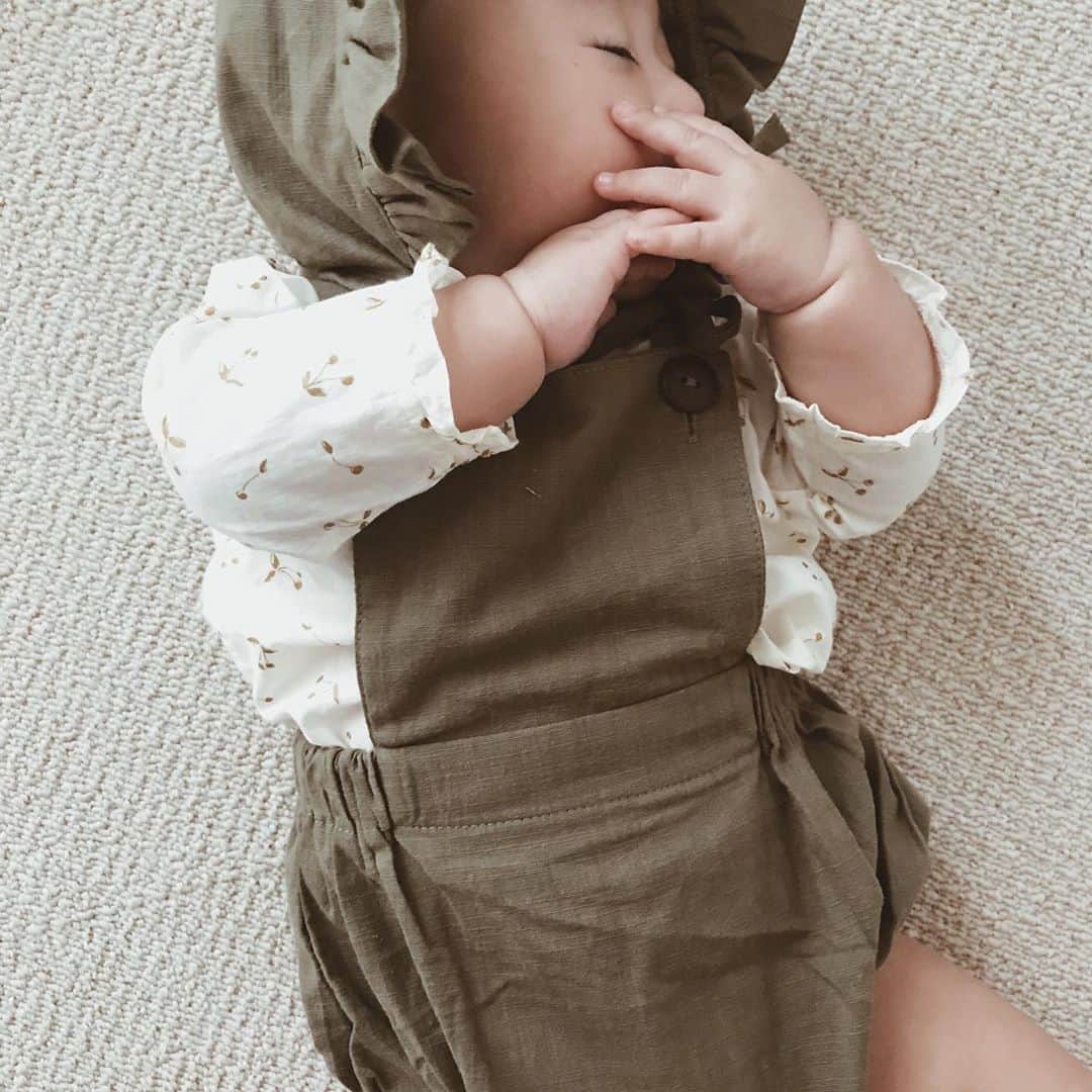 yuiのインスタグラム：「cant wait Autumn🍂 最近いっちょまえに横向きで寝るのがお気に入り👶🏻 甘さ控えめカラーなので、女の子でも男の子でもかわいいロンパースとボンネット♡ むすめにとって初めての秋。秋冬も色々楽しみだな🤎  ☑︎bonnet ☑︎apron rompers  new release   AUG 28 FRI 22:00- @select_rikota ♡」