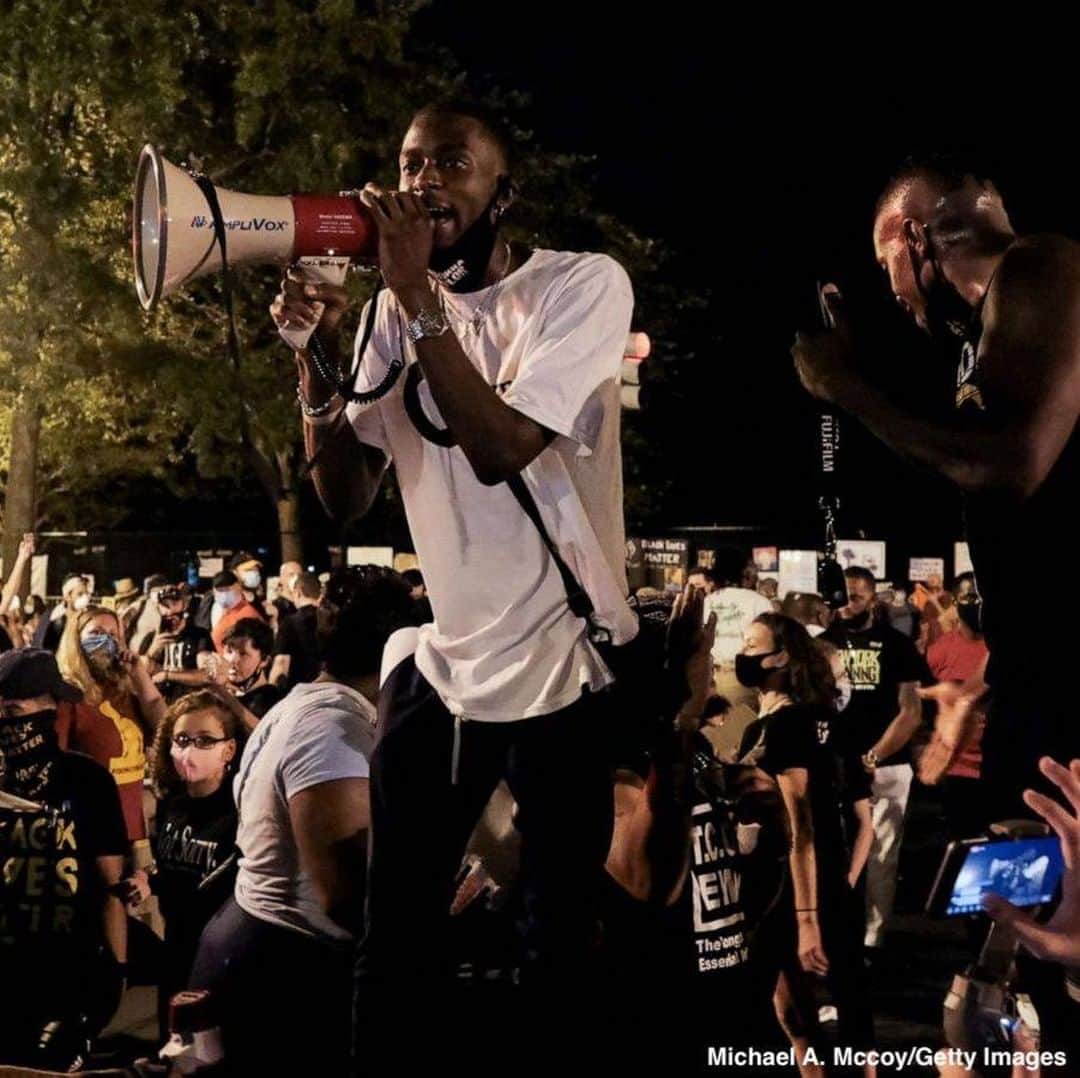 ABC Newsさんのインスタグラム写真 - (ABC NewsInstagram)「Demonstrators face off with police officers during a protest as police block their path near the White House during the last night of the #RNC2020. #protests #blacklivesmatterplaza #whitehouse #donaldtrump」8月28日 13時15分 - abcnews