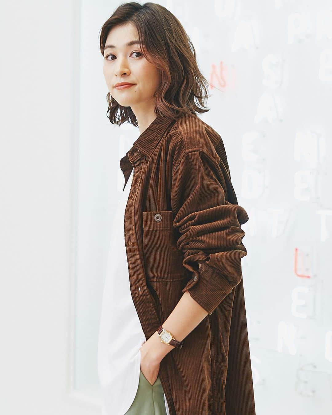 上村若菜のインスタグラム：「. 6月にOPENしたUNIQLO TOKYOで、秋の新作を使ったコーディネートを組みました✨ 詳細は後日UNIQLOのTodays Pick UPの記事になるそうです。 . UNIQLO TOKYOはフロアが広くてお買い物がしやすく、キッズスペースもあるので子連れにもありがたい✨ 話題の #uniqloflower でお買い物もできて嬉しい1日💐 . #uniqlo #ユニクロ #uniqlotokyo  #pr」