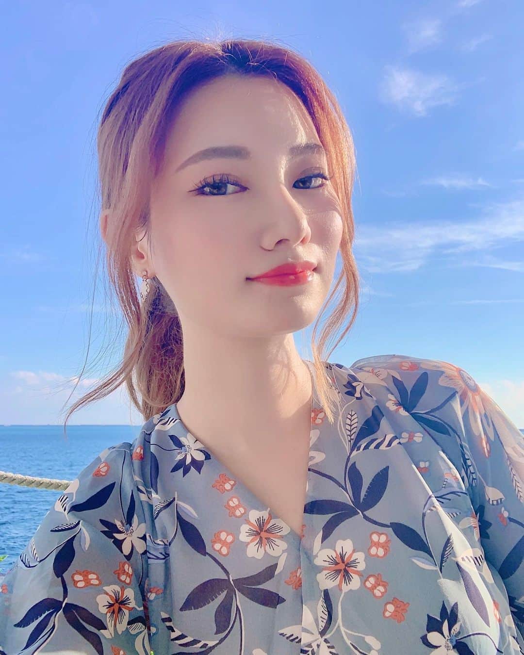 金子実加のインスタグラム：「☀️☀️☀️ マツエクを復活させましたが、 お化粧めちゃくちゃ楽だなぁ🥺💕 バッチリメイクした感でるよね✨ フラットフラッシュです👁 . . . . . . . . . . #マツエク　#メイク　#写真好きな人と繋がりたい #化粧 #girlportrait #instagramjapan #お洒落さんと繋がりたい #selfie #自撮り #自撮り女子  #海　#被写体募集 #オーシャンビュー #地平線 #その瞬間に物語を #夏 #青空 #東京カメラ部 #透明感のある世界 #portrait #ポートレート#太陽　#角度  #sun」