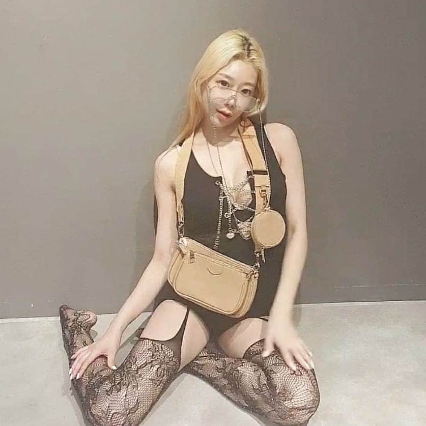 ダヒさんのインスタグラム写真 - (ダヒInstagram)「@richbeige_official  패션 17년차 경력자 운영 스토어🥰  동전지갑 투웨이 크로스백  가성비좋고 세개로 구성된 파우치로 러블리하면서도 유니크 2 color 중 내가 픽한건 베이지  ⬇️구매링크 http://naver.me/FPatiyhS  #트렌디 #스타일리쉬 #패셔너블 #데일리룩 #30대여자옷 #20대여자옷 #유니크원피스  #ootd #여자옷잘입는법#스토리앤체험단 #스토리앤」8月28日 13時28分 - heeyong0104