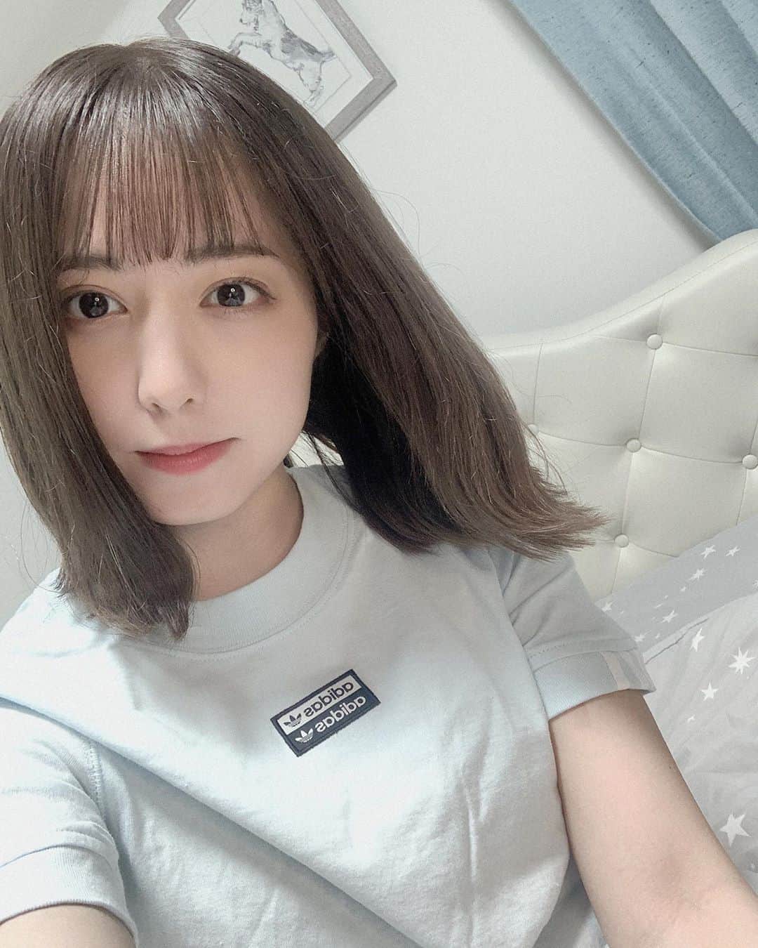 前田美里のインスタグラム：「きんようび。(adidas) . . #金曜日 #adidas #クロップド丈  #おうち時間 #stayhome #ノスタルジック #女子力 #自撮り  #film #film_jp #photo #summer #selfie #ファインダー越しの私の世界 #写真好きな人と繋がりたい #ヲタク #欅坂46 #日向坂46 #フォロワー募集中 #costume #japanesegirl #follow #followme #좋아요 #팔로우미 #팔로미 #오오티디」