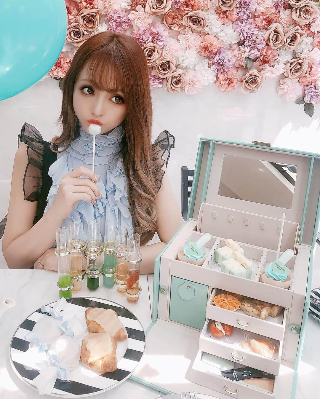 桜井莉菜さんのインスタグラム写真 - (桜井莉菜Instagram)「【ティファニーで朝食を】を テーマにしたアフタヌーンティー💙💙💙 ジュエリーBOXに可愛い&美味しいが詰まってる💕 1番上には甘いアイスケーキやデザートたち💕 2段目はキッシュとタルト、 3段目は生ハムとカプレーゼ、 1番下はクッキーで、後はチーズクロワッサンにスコーン🥐🍪 飲み物は紅茶、コーヒー、カフェオレフリードリンク💙 見てるだけで幸せな気分になる素敵空間でした✨✨✨  #breakfastattiffanys#BreakfastatTiffany#アフタヌーンティー#青山アフタヌーンティー#ティファニー#ティファニーブルー#ジンジャーガーデン青山#カフェ巡り」8月28日 13時48分 - rina__sakurai