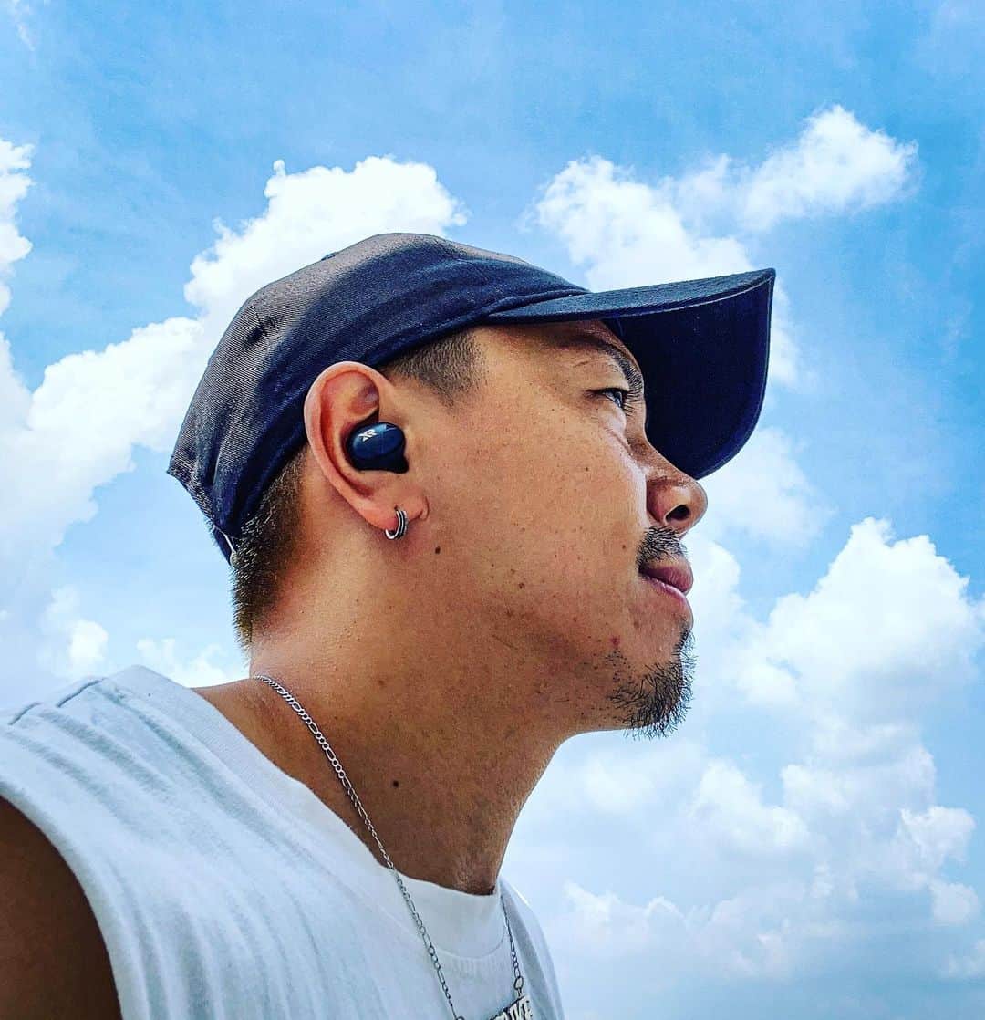 野中泰輔のインスタグラム：「外は暑いけど青空の中でのんびり過ごすのって良いですよね！！ 軽く動いて良い汗もかけるし💦 でも一番大事なのは良い音楽、そして良いイヤフォンがあってこそ気分も最高になる👍 皆んなもそう思うでしょ？😁  #bboytaisuke #xround #versa  @xround_audio」