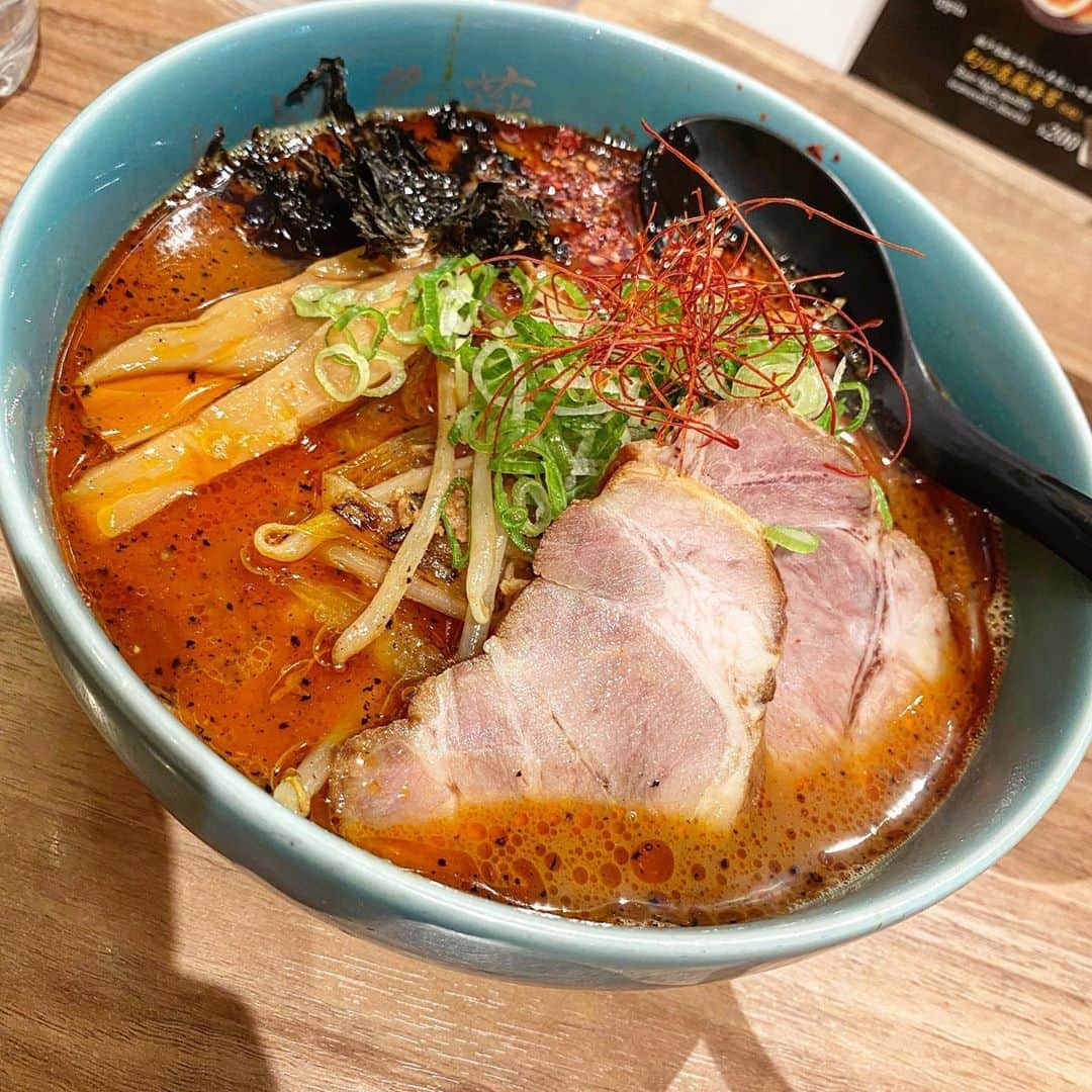 ラーメンみしゅくさんのインスタグラム写真 - (ラーメンみしゅくInstagram)「久しぶりにかなり美味しいラーメンだったなぁ！ あとから海苔と卵トッピングした😋 餃子も小さくて食べやすかったです #辛醤油ラーメン　#札幌飛燕  #ラーメン #辛いラーメン」8月28日 13時58分 - mishuku_ramen