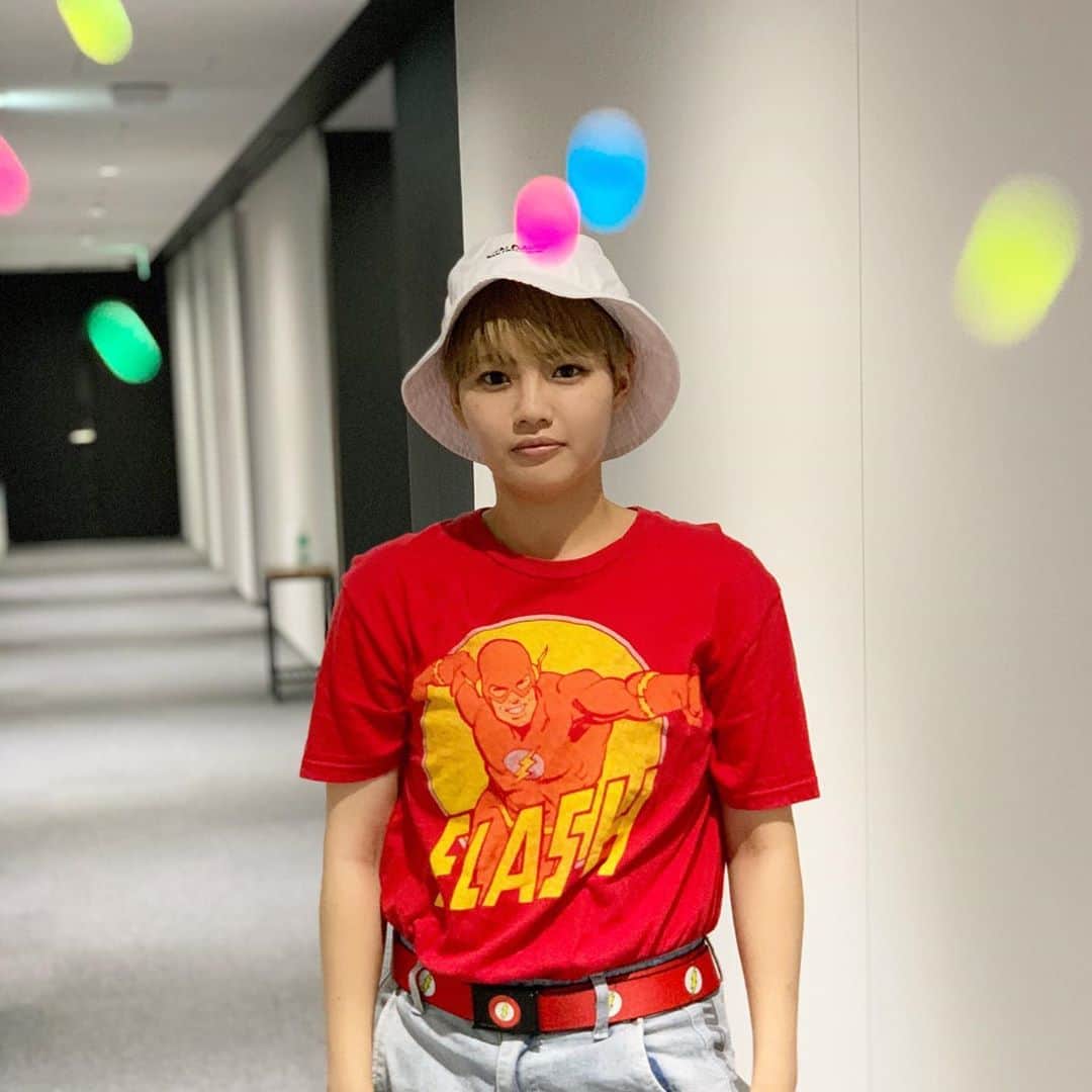 のインスタグラム：「#アメコミコーデ #dcfandome にてタイトル発表などがあった #flash  のTシャツ  . . . . .  #フラッシュ #theflash #dccomics#dccomicsuniverse  #DCコミックス#アメコミ #instacode#instafashion #fasion#code #派手髪#ツーブロ#ツーブロック#hair#haircolor  #warnerbros #ワーナーブラザーズ #ジェンダーレス#genderless」