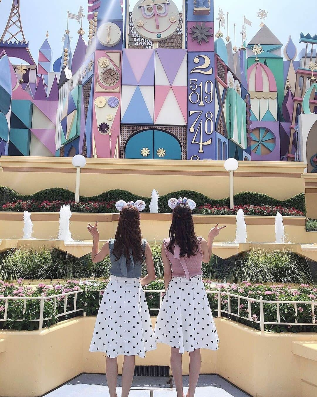 栗田麻理のインスタグラム：「. 姉と双子ディズニー🐭❤︎ . どちらが私かわかりますか？😆✨ . #東京ディズニーランド #ディズニーコーデ #双子ディズニー #ディズニーカチューシャ #海外カチューシャ」