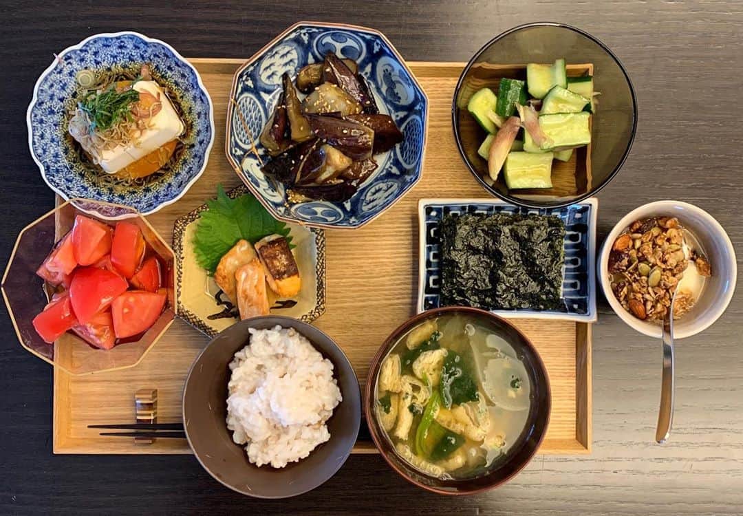 のインスタグラム：「おかゆで海苔巻き  #朝ご飯 #祐ご飯 #きゅうり と#みょうが  #利ご飯 #トマト と#そう麺つゆ #グラノーラヨーグルト  #冷奴  #ハラス  #具沢山味噌汁 #朝食ビフォーアフター #完食」