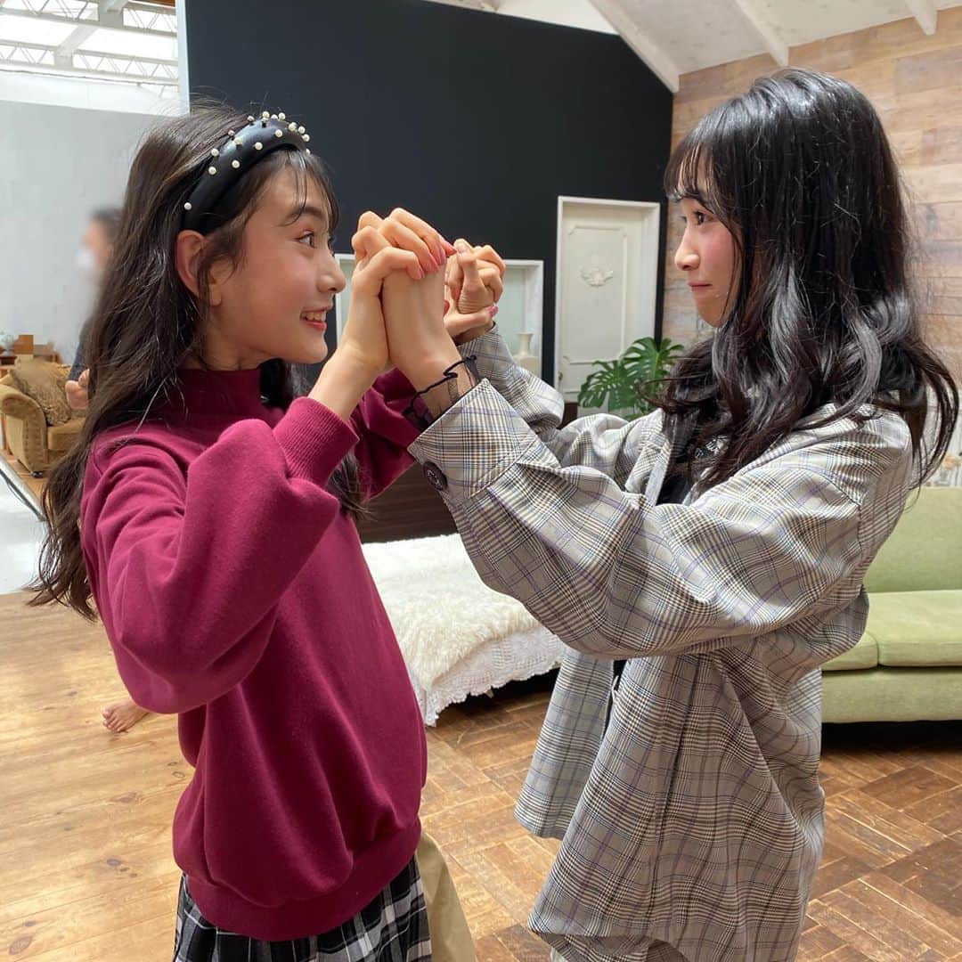 ニコ☆プチのインスタグラム：「﻿ 見あって〜からの﻿ ためて〜からの﻿ ﻿ ﻿ ぱぁっ！！！﻿ ﻿ ﻿ #ニコプチ﻿ #近藤藍月﻿ #中山あやか﻿ #謎の遊び」