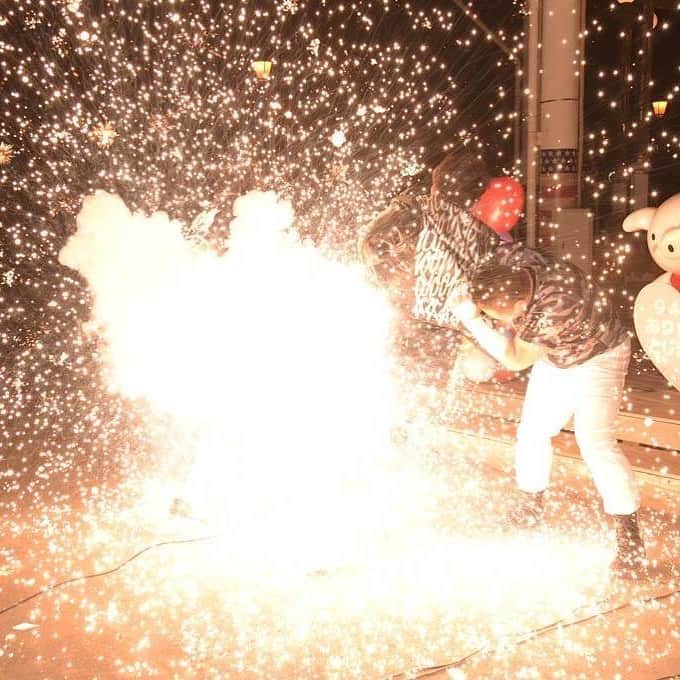 宇野薫のインスタグラム：「🔥⚡️電流爆破⚡️🔥  #ddtarp #abematv #abema #としまえん #路上電流爆破 #大仁田厚 さん #高木三四郎 さん #クリスブルックス #青木真也 #竹下幸之介 #宇野薫 #クロちゃん   史上最大爆破&大仁田劇場! 衝撃の第5試合 青木真也&宇野薫&竹下 vs 大仁田&高木&クリス ABEMA で無料配信中 https://gxyt4.app.goo.gl/MBJvF」