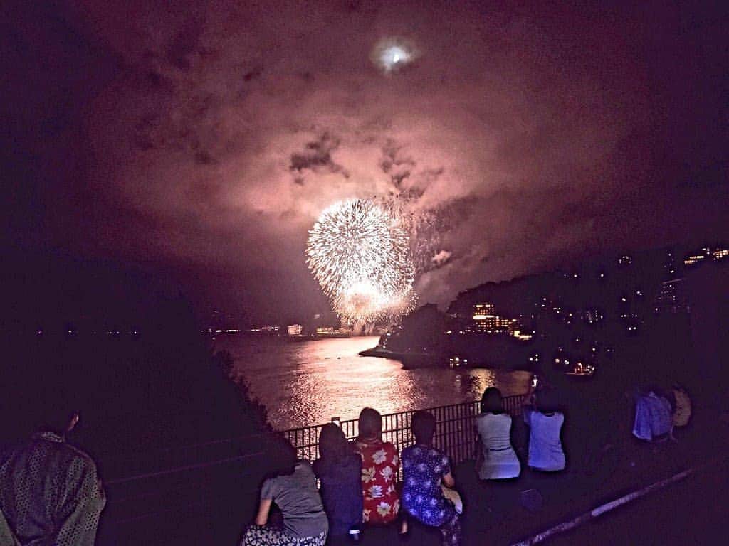 藤岡幸夫のインスタグラム：「東洋のモナコと呼ばれるアタミは今やナウいスポット…しかも花火だ😃昔のボクだったら「綺麗ね～」とご機嫌な彼女に「花火よりキミにみとれちゃうぜ、ベイベー」とかスーパーアホになれてたのに…それが今ではあーた、隣にいるのはかみさん❗３１年間同じかみさんなんです😅でもリフレッシュできたからまあいいや… かみさんには感謝しております😃」