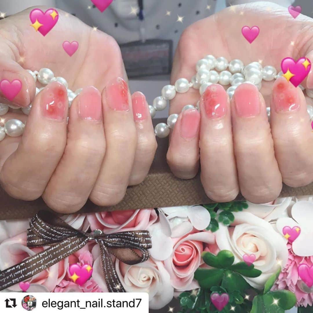 ネイルスタンド　ツメコさんのインスタグラム写真 - (ネイルスタンド　ツメコInstagram)「#Repost @elegant_nail.stand7 with @make_repost ・・・ 本日もご来店ありがとうございます(๑˃̵ᴗ˂̵)💛  ネイルサロンが初めて(*'▽'*)🎵💅と言うお客様でした。  ゴルフ⛳️🏌️‍♀️は超上手い女性ゴルファー🏌️‍♀️✨  手元から美しく🌼 フォールインワン目指す元気なお母ちゃん✨  憧れますわ(//∇//)💞  いつか、ご一緒にゴルフ⛳️🏌️‍♀️行きましょう🎵  次回も、お待ちしてますえ💐  #ネイル  #tsumeco #ジェルネイル #ネイリスト #爪 #湖南市 #野洲駅 #爪ケアー #湖南 #夏ネイル #浴衣 #和柄 #時短 #プリンターネイル #ネイルプリンター #オフィスネイル #ネイルスタンド #フットネイル #おしゃれ #パーティ #美容室 #ピアノ #ゴルフ好き #ゴルフ」8月28日 14時20分 - tsume.co