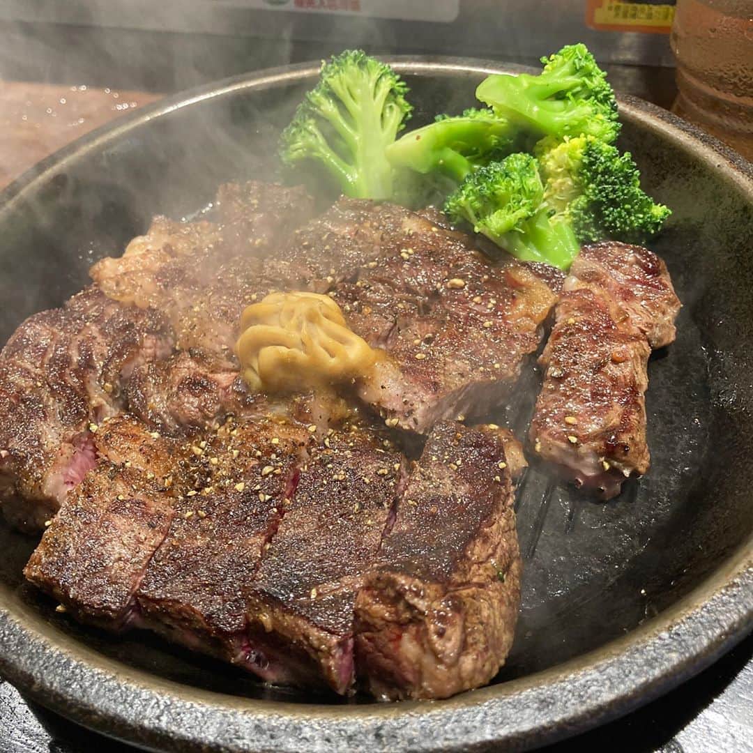 佐藤竜雄のインスタグラム：「リハビリあとは誕生日クーポンを使ってワイルドステーキ。 #ランチ #いきなりステーキ #ブロッコリー」