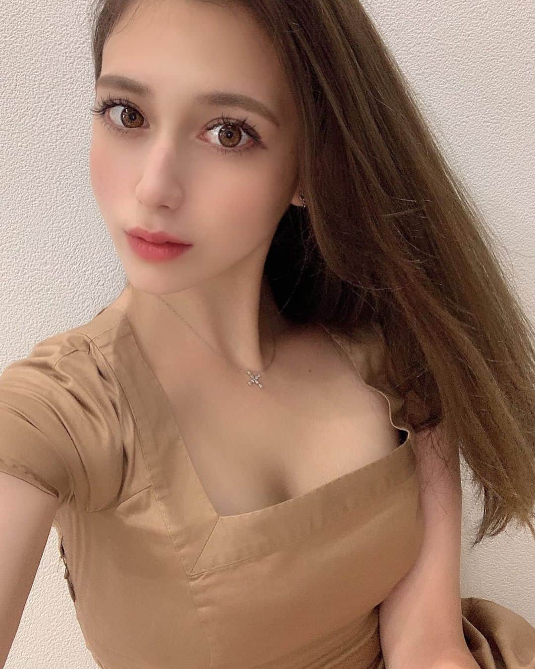 のインスタグラム：「. 👗#ferragamo  💎#harrywinston  . . ワンピ背中可愛いのに全身写真ない😕 . アクセも気に入ったらずっとつけてる😋 良いものは長く使えますね . おばあちゃんがアメリカから大量に送ってくれたアクセもアンティークぽくて可愛いの😌 . お洋服も車もアクセサリーも昔のってかわいい🥺 . コロナ落ち着いたら会いに行きたいなぁ、、。 . . .」