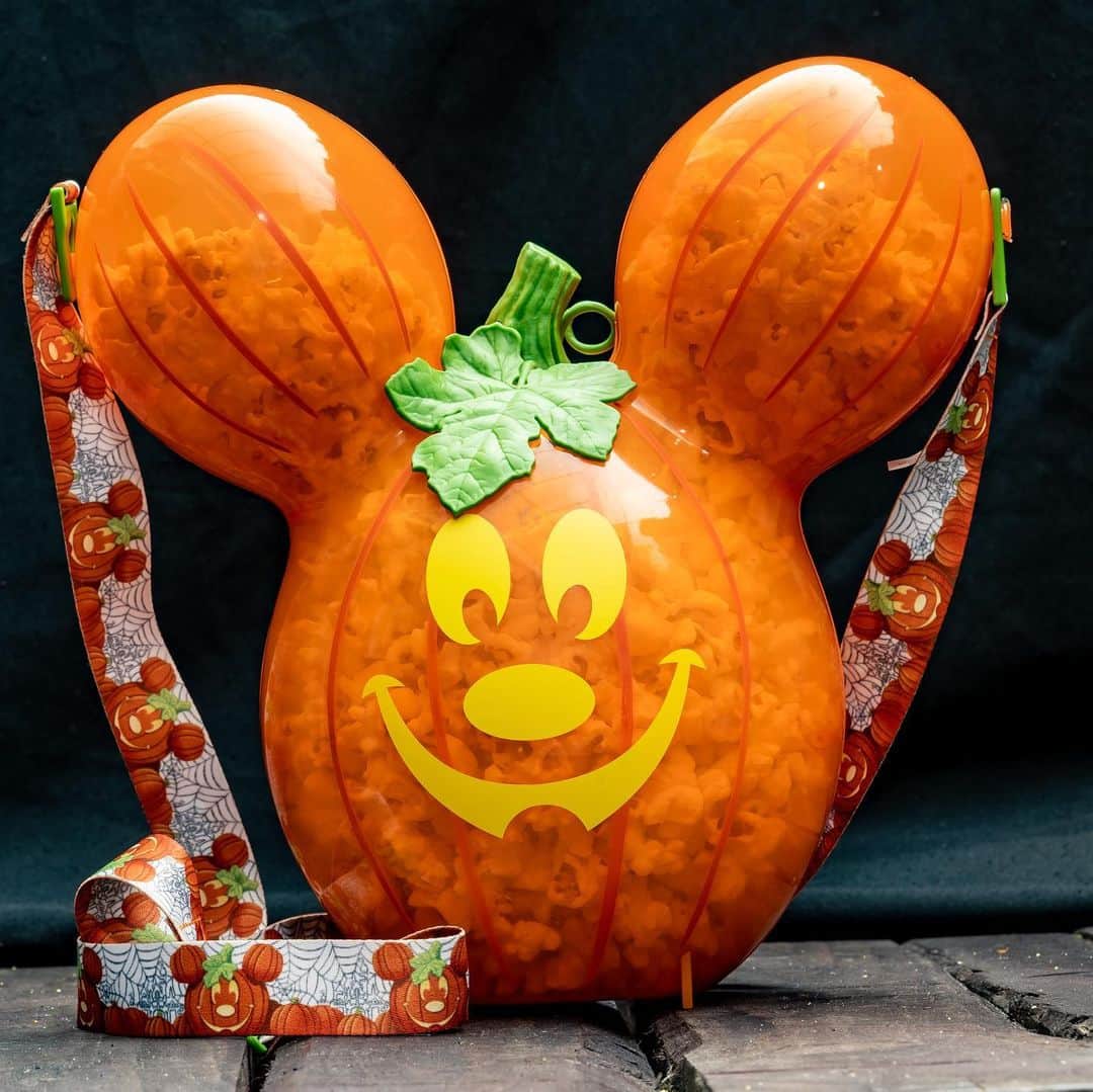 Walt Disney Worldのインスタグラム：「It’s spooky season again at Walt Disney World Resort, and that means it’s time for the highly-anticipated return of our yummy fall eats and treats! 🍁🍁 Head over to the @disneyparksblog to see the wonderful assortment of autumn-themed items you won’t want to miss at the parks.」