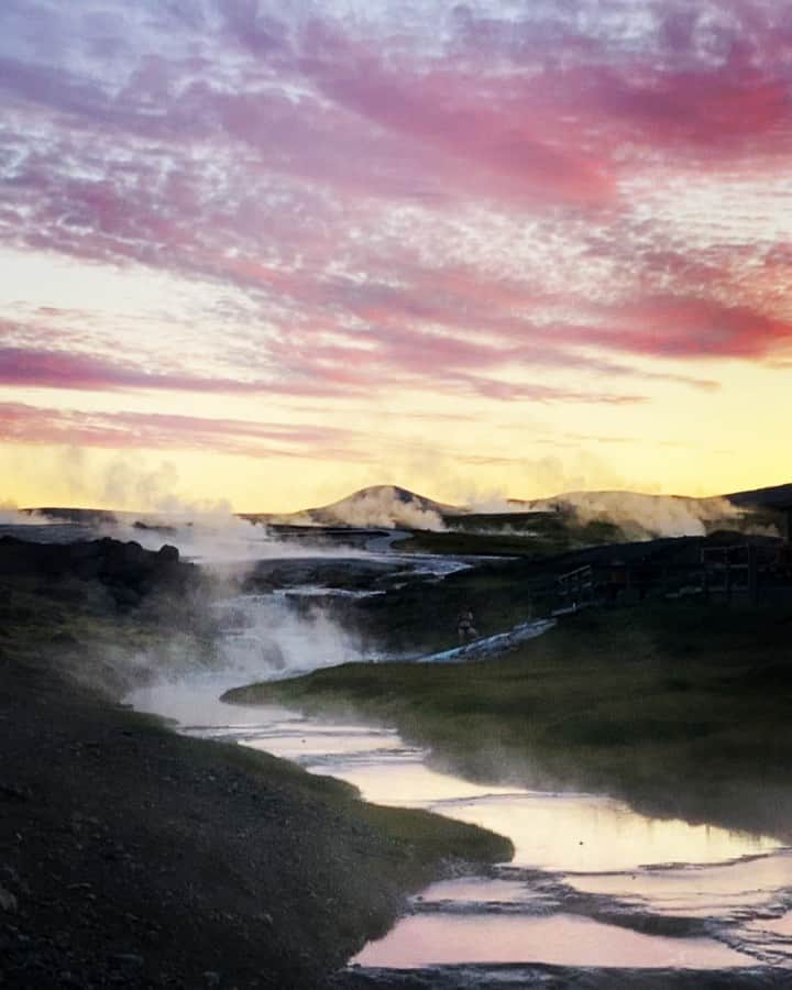 クリス・バーカードのインスタグラム：「A moment of Zen along the East to West bikepacking route- Day 6. This has been the best weather window I have ever seen in Iceland in my life. After 43 trips I still cannot believe we managed to dodge the heinous winds, rain & fog that can plague this place.So far.. so good. The Kjölur valley has been my favorite hut/ hot spring along the route . The goal was to travel between huts along the route that farmers & sheep herders would travel by horse.」