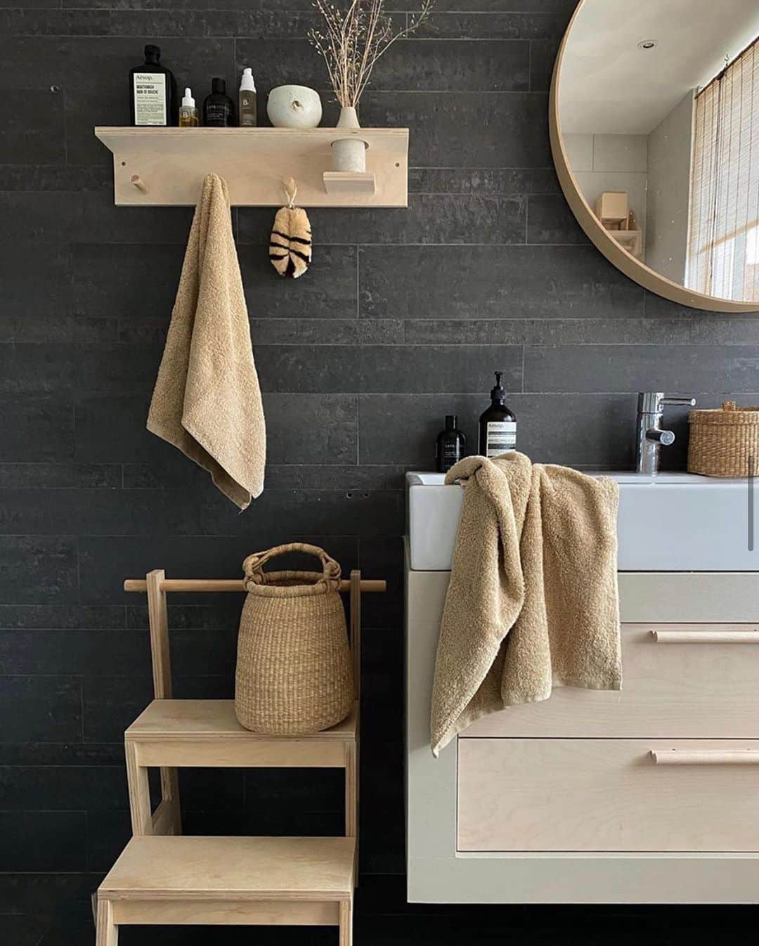 のインスタグラム：「The egg basket from @twentyonetonnes isn’t just a hand carry bag, it’s also the beautiful home storage of our dreams. Photo by @tintaluhrman #stevenalan」