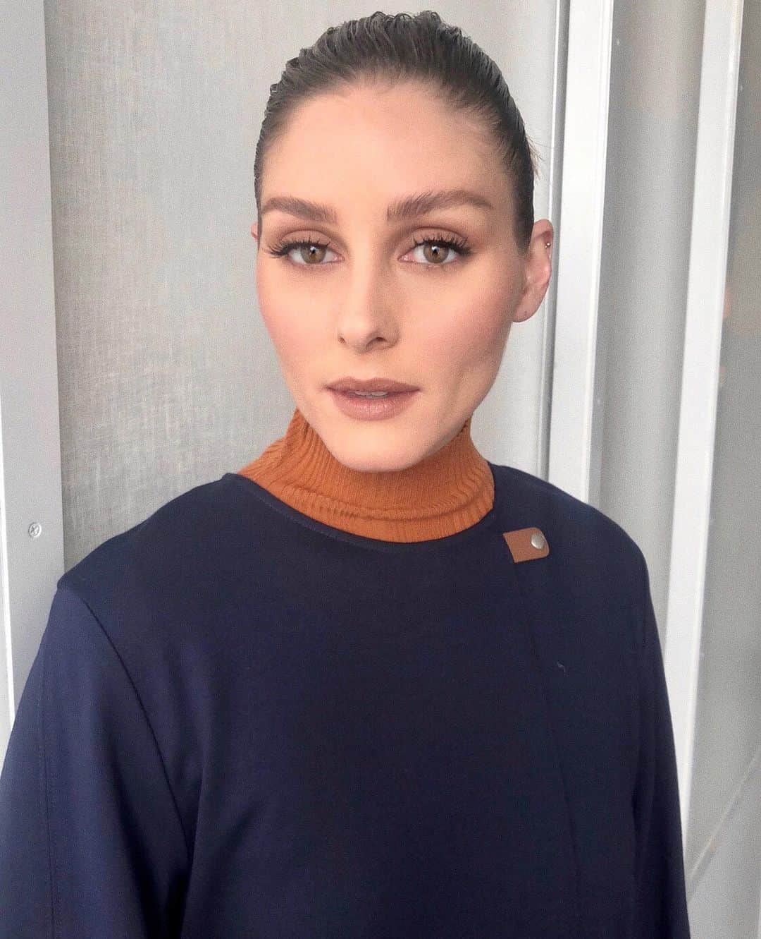 オリヴィア・パレルモのインスタグラム：「The trick to getting and maintaining perfectly sculpted brows? 🤨 A handful of great products and the lovely @andrea_tiller, makeup extraordinaire and brow expert. She shares her step-by-step tutorial with us on how she gets my brows in tip-top shape ✍🏼 Link in bio!」