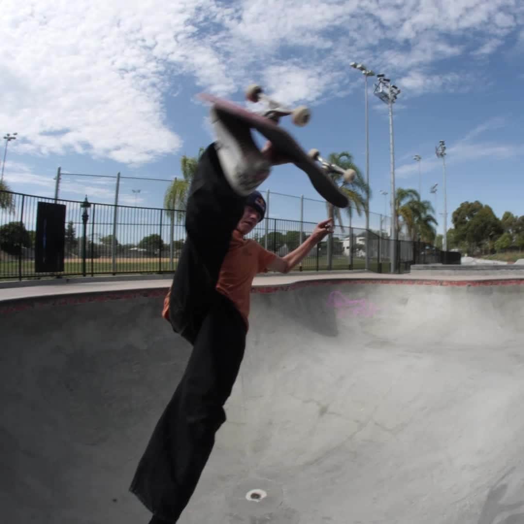 レッドブルのインスタグラム：「huge boneless in the deep end courtesy of @cjcollinsskate! 😵  📼: FER DAYZ. Out now on all @redbullskate channels. Link in bio.  🎥: @peacocksk8 #skate #skateboarding #bowl #pool #FERDAYZ #redbull #givesyouwings」