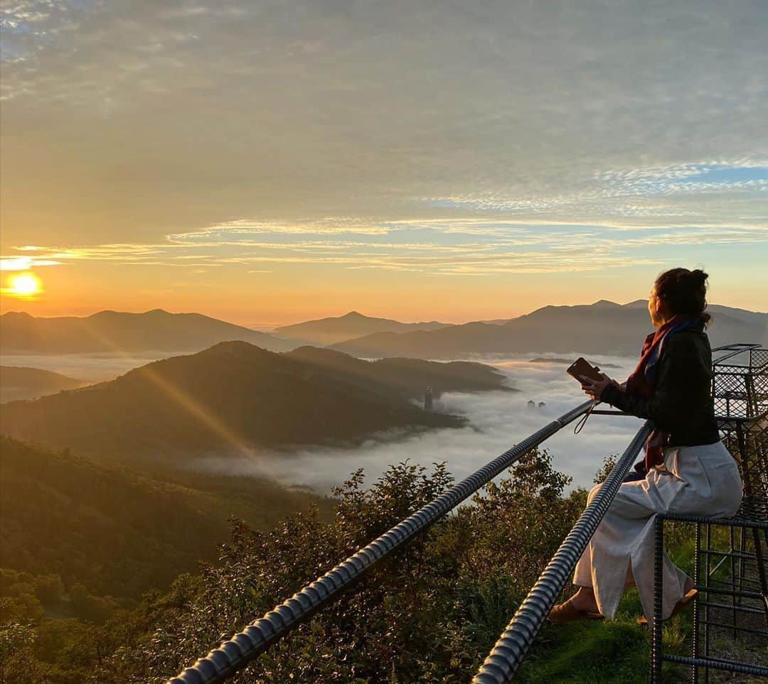 のインスタグラム：「4:30 Good morning☀️ 憧れの雲海テラスにてダイナミックな景色にうっとり。良い一日になりそうです☺️ @hoshinoresorts_tomamu   #雲海テラス #雲海　#気持ちい朝 #朝日 #北海道　#美瑛　#青の池 #hokkaido  #travelaval #trip #旅 #緑ある生活 #大自然を感じる旅 #西内ひろのオススメ旅  #三密を避けた旅 #美しいブルー #神秘的 #日本の絶景」