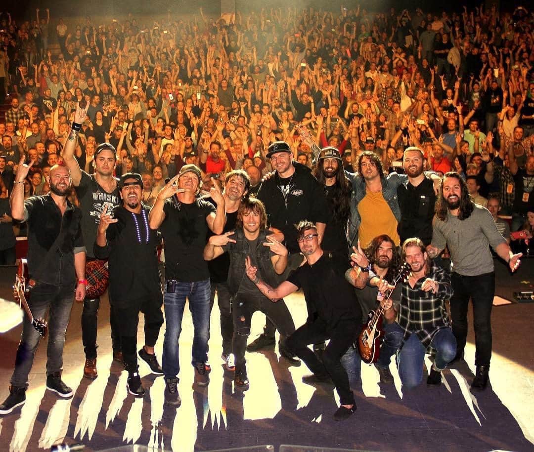 3 Doors Downのインスタグラム：「#TBT to the last night of the Us And The Night Tour back in 2016. Anyone see themselves in the crowd??」