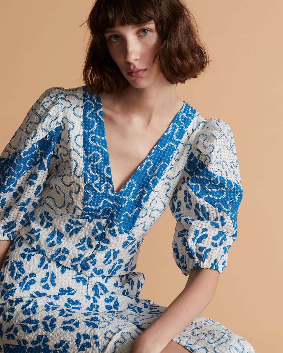 レベッカテイラーのインスタグラム：「Delve into the Mediterranean blues of our Perla Petal set.」