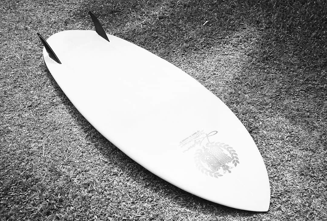 ビタラフ・アルマンさんのインスタグラム写真 - (ビタラフ・アルマンInstagram)「New stick 🥕 . . 5’5|2 1/2|20in| #kapenasurfboards  #twinfin」8月28日 6時32分 - armanbitaraf808