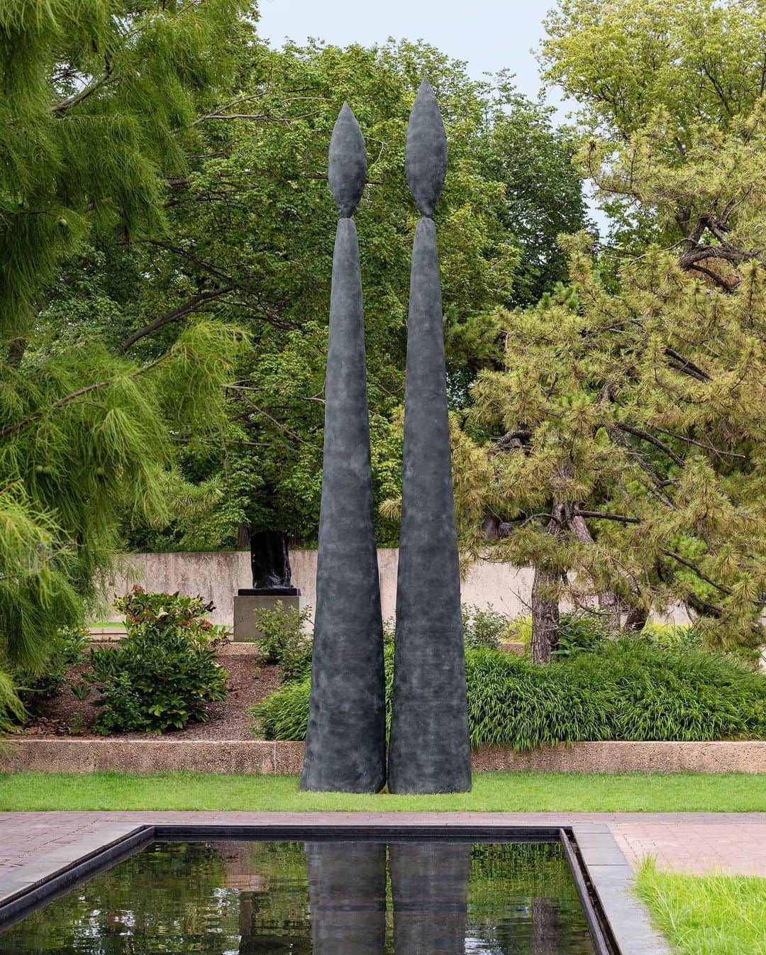 ガゴシアン・ギャラリーさんのインスタグラム写真 - (ガゴシアン・ギャラリーInstagram)「Sterling Ruby's monumental outdoor sculpture "DOUBLE CANDLE" (2018) has recently been acquired by the Hirshhorn Museum and Sculpture Garden in Washington, DC, and is permanently on view. This work comprises two towering candles standing more than 24 feet tall. It is rendered in bronze, employing one of sculpture’s heaviest, most lasting and traditional materials to capture and hold an ephemeral and fleeting moment of flickering light. Follow the link in our bio to learn more. __________ #SterlingRuby #Gagosian @sterlingruby @hirshhorn Sterling Ruby, "DOUBLE CANDLE" (2018), Hirshhorn Museum and Sculpture Garden, Washington, DC. Artwork © Sterling Ruby; (1) Installation process. Photo: The Hirshhorn Museum and Sculpture Garden; (2) Installation view. Photo: Tex Andrews/Artproduct」8月28日 6時33分 - gagosian
