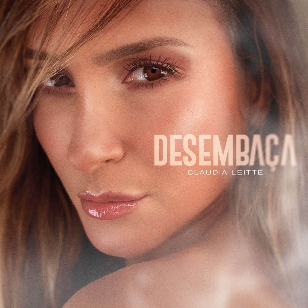Claudia Leitteのインスタグラム：「Vamos combinar que a gente tá nessa vida pra ser feliz? Nem sempre é fácil, mas às vezes tudo o que a gente precisa é de um estalo pra se livrar do que não nos faz bem. Te convido a entrar nessa missão comigo: "Desembaça" chega dia 18/09! (E é só o começo de uma nova jornada cheia de cores e sons! ☀) ⠀ No link da bio, você pode fazer o pre-save da minha nova música pra ouvir antes de todo mundo 🌫💥🔥#Desembaça」