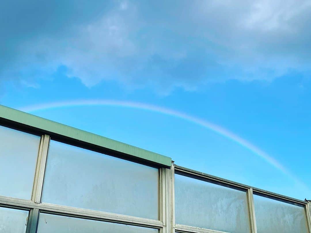 前田敦子さんのインスタグラム写真 - (前田敦子Instagram)「仕事に向かう途中スコールから、、 虹🌈が見れました！ 綺麗にかかってる虹初めてみれたかもしれません。 朝から幸せだ。」8月28日 6時37分 - atsuko_maeda_official