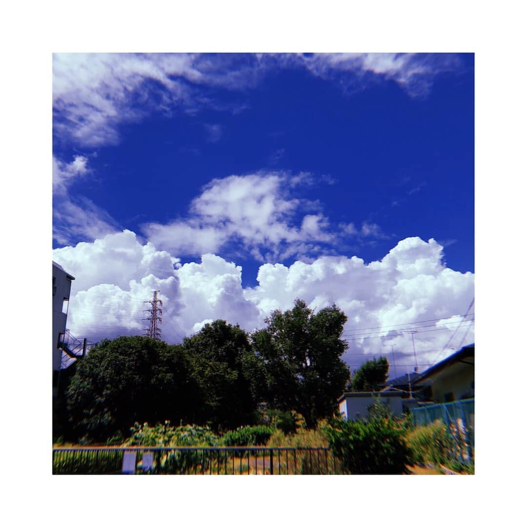 神崎れなさんのインスタグラム写真 - (神崎れなInstagram)「昨日の雲が夏らしく力強かった🌞  #おはようございます #蒸し暑くてびっくり #塩分　#水分　#食事 #ちゃんと取らないとやね #乗り越えられますように」8月28日 6時44分 - kanzakimon