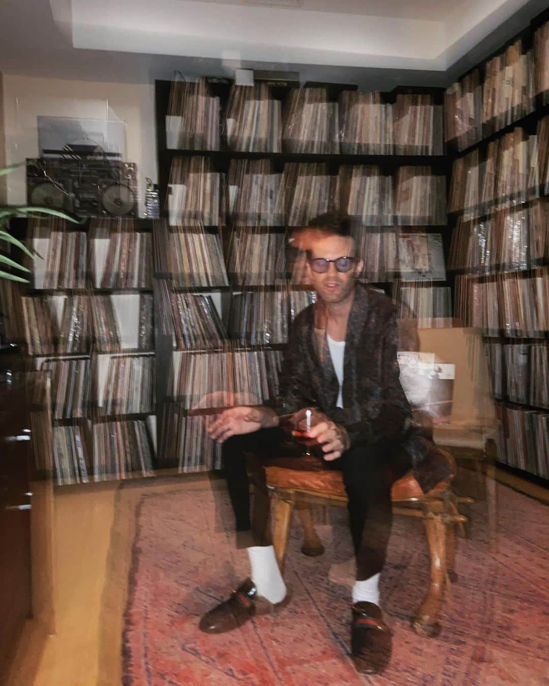 メイヤー・ホーソーンのインスタグラム：「You catch the vibe? Wine & Vinyl Hour tonight at 6 👐🏼est Coast. Clink in story.」