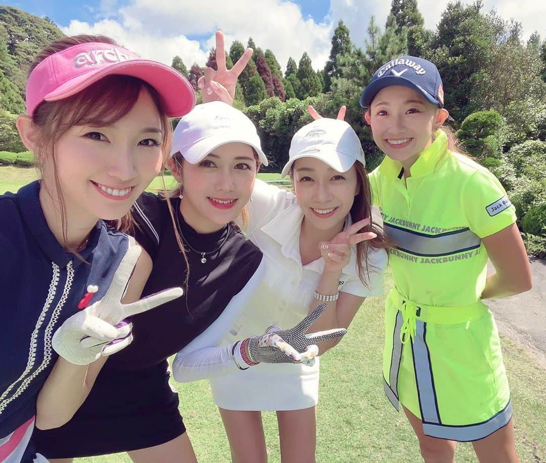 美波千夏さんのインスタグラム写真 - (美波千夏Instagram)「. 昨日はリンゴルの撮影でした🍎⛳️ ゴルフを始めた時から 知ってるチャンネルに出演できて感激🥺 リンゴルのじゅんちゃん&ゆっこちゃんと、 愛しのさやかちゃんと4人でラウンド👭👭⛳️ もうとてつもなく楽しかった🤤💓 動画公開されたら是非見てください！ . 今回ラウンドさせていただいた トーヨーカントリークラブは 狭くてトリッキーで難しかったけど すごく面白いコースでした😊 3人ともめちゃうま🌟 私はレギュラーティーから ベスト更新を目指して頑張りました😋 公開されたらまた告知しまーす❤️」8月28日 6時44分 - chinatsu_minami