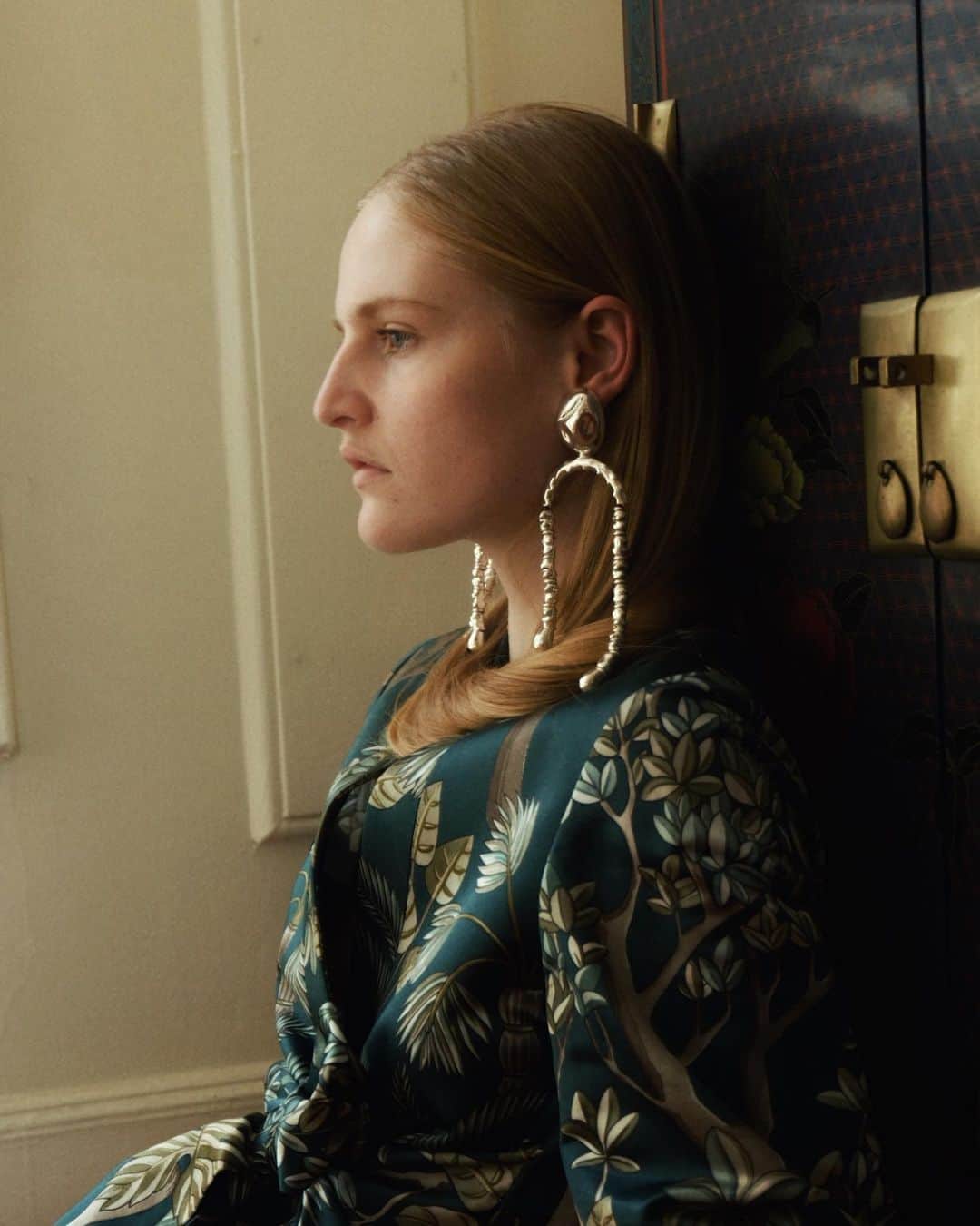 Monica Sordoのインスタグラム：「Welcoming the “Uricao” chandelier earrings, can’t wait to wear them✌🏼Bella @yana_yako by @succostudio x @si.collective wearing @maison_alma 🤍🤍🤍 #MonicaSordo」