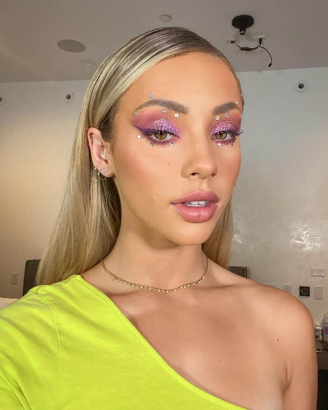 チャーリー・ジョーダンのインスタグラム：「“The bag would have to be astronomical” - @tanamongeau 😜 last night talking about me flying 30 hours to Africa on Saturday. Had to get a Euphoria moment in before I leave tho. Imy already 👅 NEW YOUTUBE VIDEO UP NOW MY DRUNK Q&A W @mylifeaseva with some interesting questions from you guys 😂✌🏼 Makeup @alexisoakley  Hair @laurarugetti  Full shoot coming soon!」