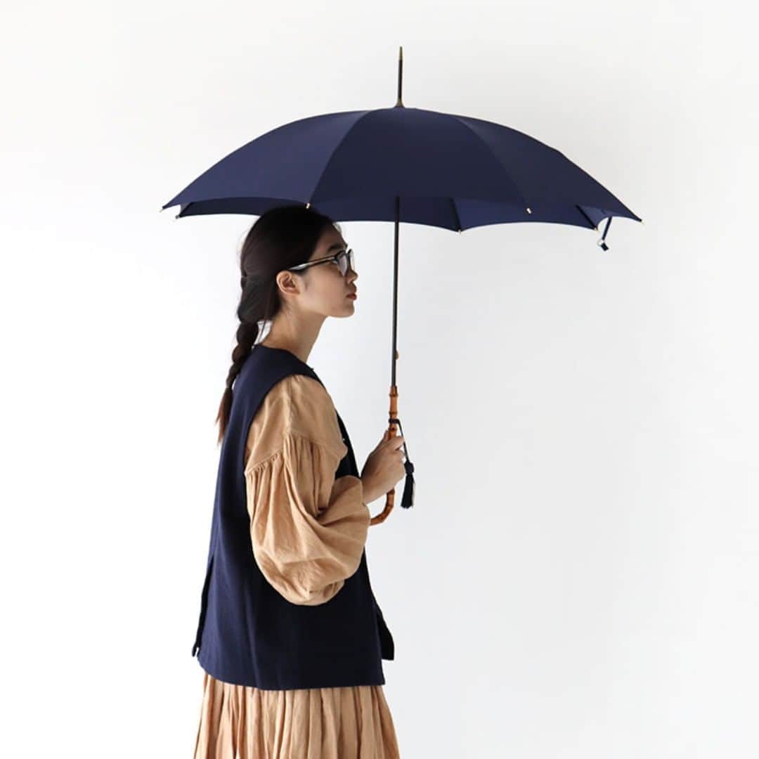 キナリノさんのインスタグラム写真 - (キナリノInstagram)「. ファッションの一部として選ぼう。佇まいが美しく見える傘・20選 . 雨の日や日差しが強い日には欠かせない傘。せっかくだから、こだわりを持って選びたいですよね。この記事では、ファッション小物として使える【佇まいが美しく見える傘】を20本紹介します。あなたらしいコーデを彩る傘を探しましょ♪ 画像は、Veritecoeur(@veritecoeur_shop)さんより。 . https://kinarino.jp/cat2/40782 . ▶︎こちらの記事はキナリノアプリのトップページで掲載中です。 ▶キナリノアプリで「傘」と検索！ ▶︎ダウンロードはプロフィールリンクから(@kinarino_official) . #紫外線 #日焼け #日よけ #紫外線対策 #傘 #アンブレラ #フォックスアンブレラ #foxumbrellas #umbrellas #ファッション #beauty #skincare #fashion #summer #丁寧な暮らし #暮らし #キナリノ」8月28日 7時02分 - kinarino_official
