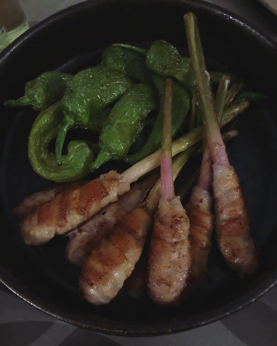 のインスタグラム：「谷中生姜の肉巻きと万願寺、とびこ乗せ塩糀焼売、にんじんのおかか梅炒めとXO醬雷こんにゃく、無花果と梨の白和え。 #美味しい発酵食生活 #発酵美人になりませう #塩糀　#鰹節 #ビネガー」