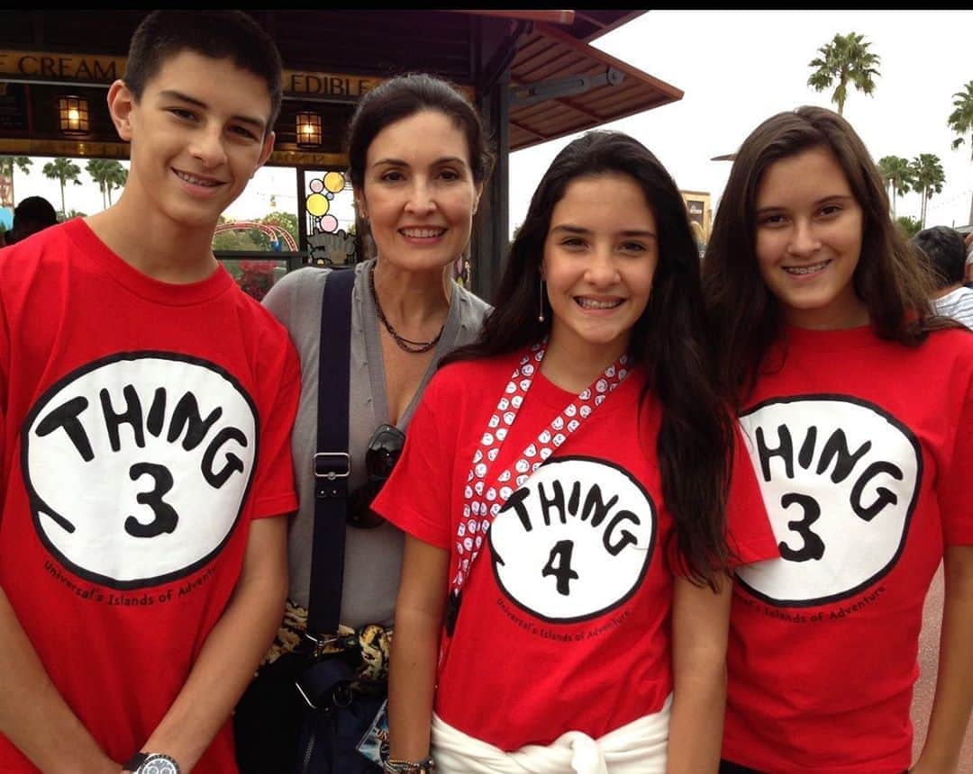 ファチマ・ベルナルデスのインスタグラム：「Como eles crescem rápido. #TBT de um tempo em que eles estavam sempre juntos, sempre perto. Uma alegria enorme de vê-los adultos e buscando a felicidade e uma saudade enorme também de ter todo mundo embaixo das asas. As mães entenderão. Deus queira que eles gostem da foto que escolhi. 😉❤️」