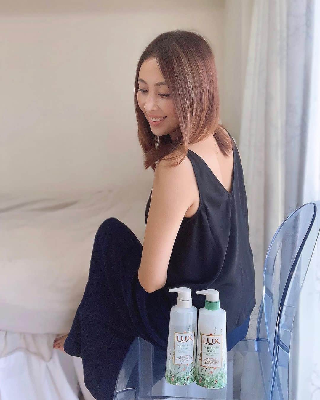 のインスタグラム：「⁑ ラックス スーパーリッチシャイン ボタニカルシャイン  光沢シャンプー＆光沢コンディショナー ✨ @lux_jp_official  もうネーミングだけで萌え〜 髪のツヤってほんとに大事と思ってて、ツヤが出るものには目がない、笑 早速使ってみました、ツヤはもちろん潤って嬉しい♪フルーティーな香りで好きな感じ  #ラックス #LUX #ボタニカルシャイン #ボタニカルシャンプー #私の輝き方は私が選ぶ #シャンプー #コンディショナー #pr #宮田綾子 #ヘアケア #ヘアケア用品 #ツヤ髪 #髪 #大人ボブ #ボブヘア #伸ばしかけボブ #サラサラヘアー #サラサラヘア #haircare #hairstyle #beauty」