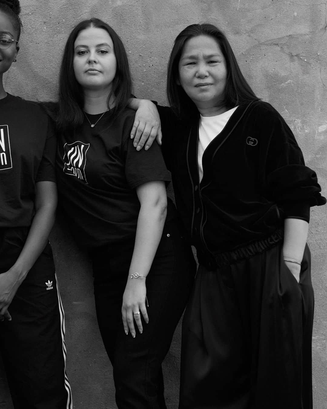 Vogue Beautyさんのインスタグラム写真 - (Vogue BeautyInstagram)「For Vogue's September issue, 67 people who make fashion happen, and who prove that #ItTakesAnIndustry, are celebrated for the crucial, behind-the-scenes work that they do.  Tap the link in our bio to see them all.  Above: Narina Chan (@narinanails) and Leanne Woodley (@she.nails.it), nail artists; @AnnisKamara, content creator; Anna Raytsina (@anniebellray), brand manager; and @JinSoonChoi in @gucci, founder; all of @JINsoon  Photographed by @ethanjamesgreen, styled by @jordenbickham, @tonnegood, @gabriellak_j, @alexjordanharrington, and #CamillaNickerson, menswear editor @michael_philouze. Set design @frau.juliawagner. Produced by @apstudioinc. Hair by @jimmypaulhair. Makeup by Kanako.」8月28日 7時19分 - voguebeauty