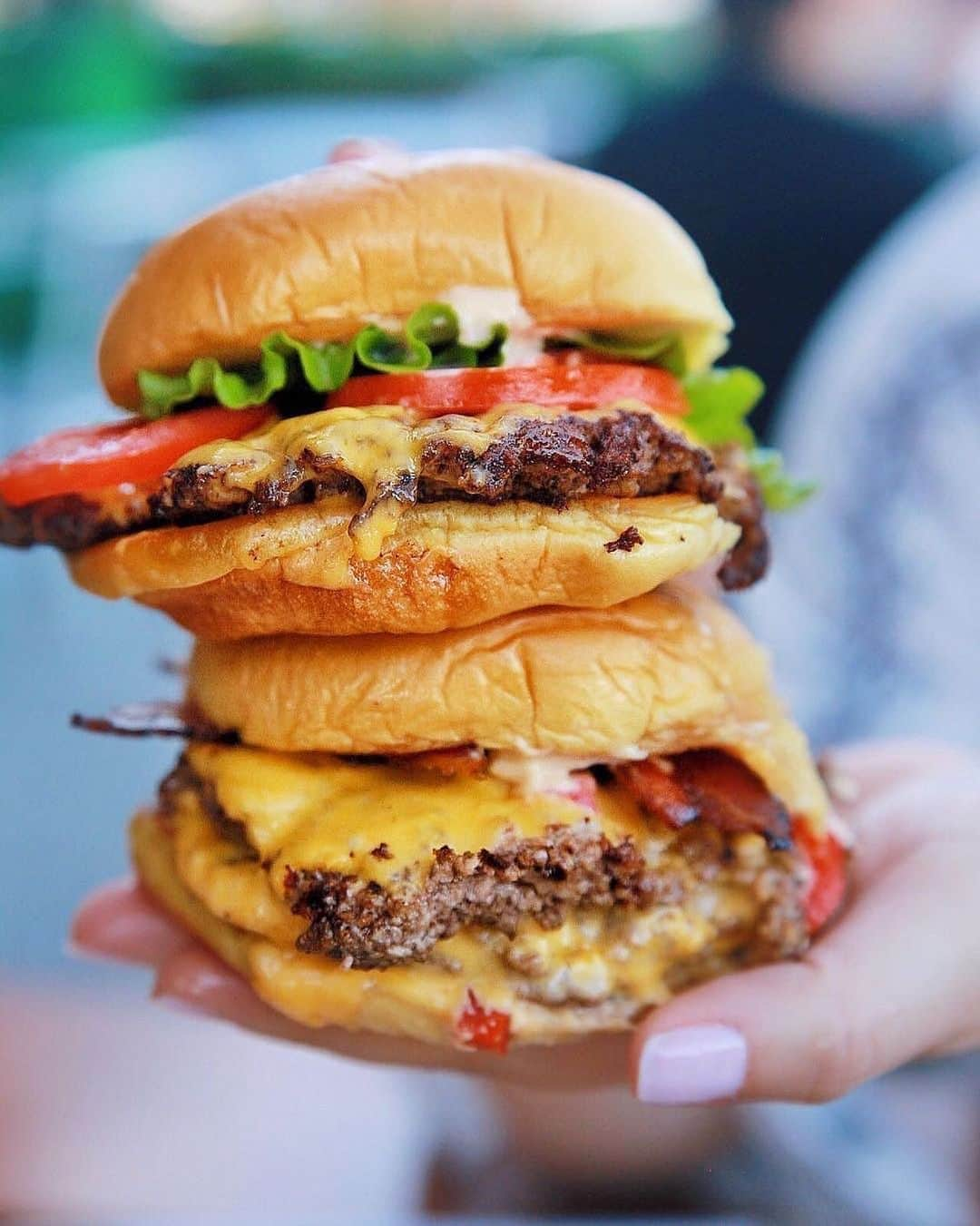 SHAKE SHACKさんのインスタグラム写真 - (SHAKE SHACKInstagram)「Down to meat up? 🍔   📸: @s.a.vortooth #shakeshack」8月28日 7時32分 - shakeshack