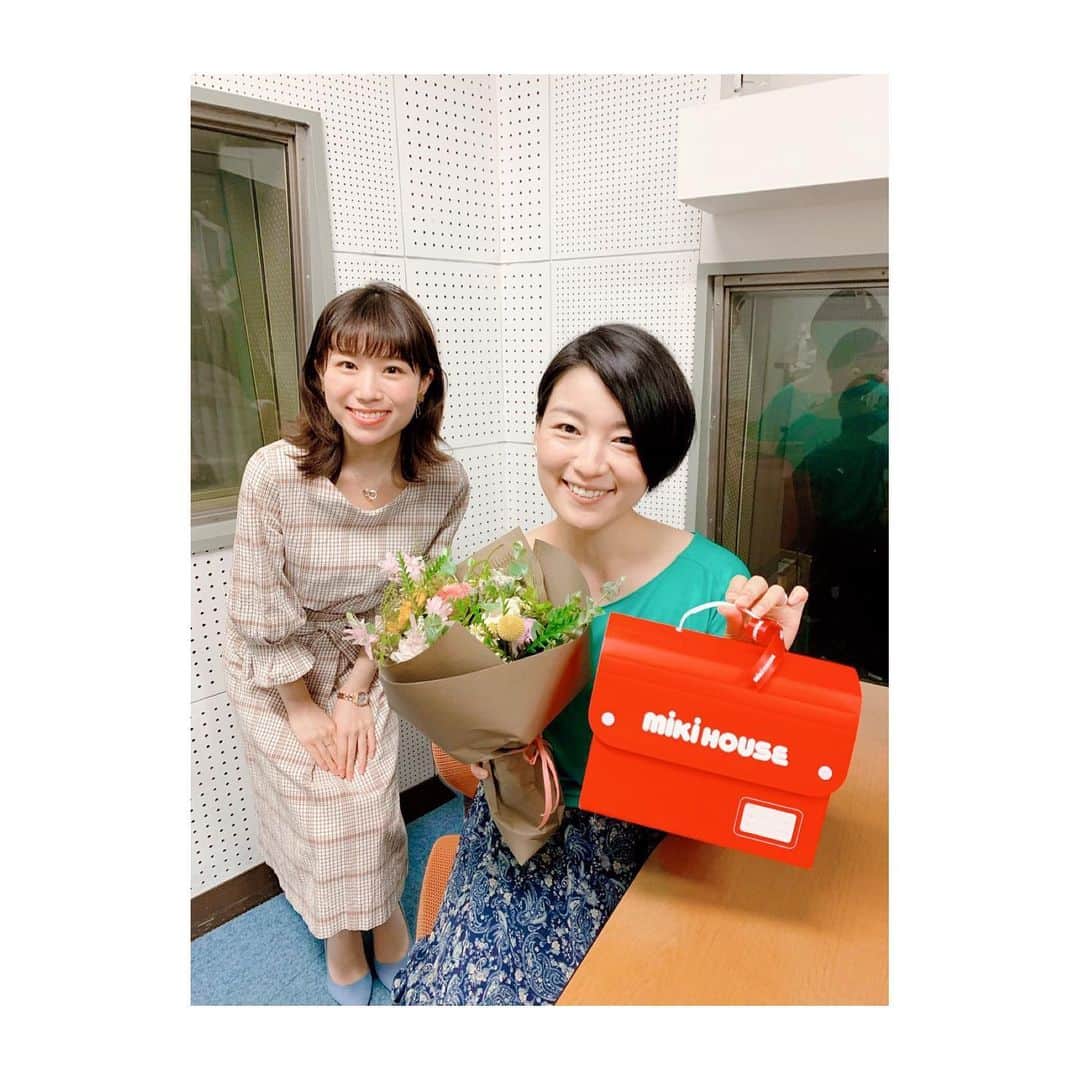 のインスタグラム：「2020.08.28  毎朝6:45〜お送りしている#歌のない歌謡曲 私が担当するのは今日まででした😊  来週からは緒方桃子アナウンサーにバトンタッチ🌱  歌のない歌謡曲は長年担当させていただき、大切にしてきた番組の一つだったので、緒方アナウンサーに喜んで引き受けてもらえたことが何よりうれしいです☺️  緒方アナウンサーの温もりある声でお送りするうたなしをどうぞお楽しみに✨  最後の収録では、 可愛い花束とプレゼントをいただきました💐 桃子ちゃん&ディレクターくん、どうもありがとう😊  #MBCラジオ #緒方桃子 アナウンサー」