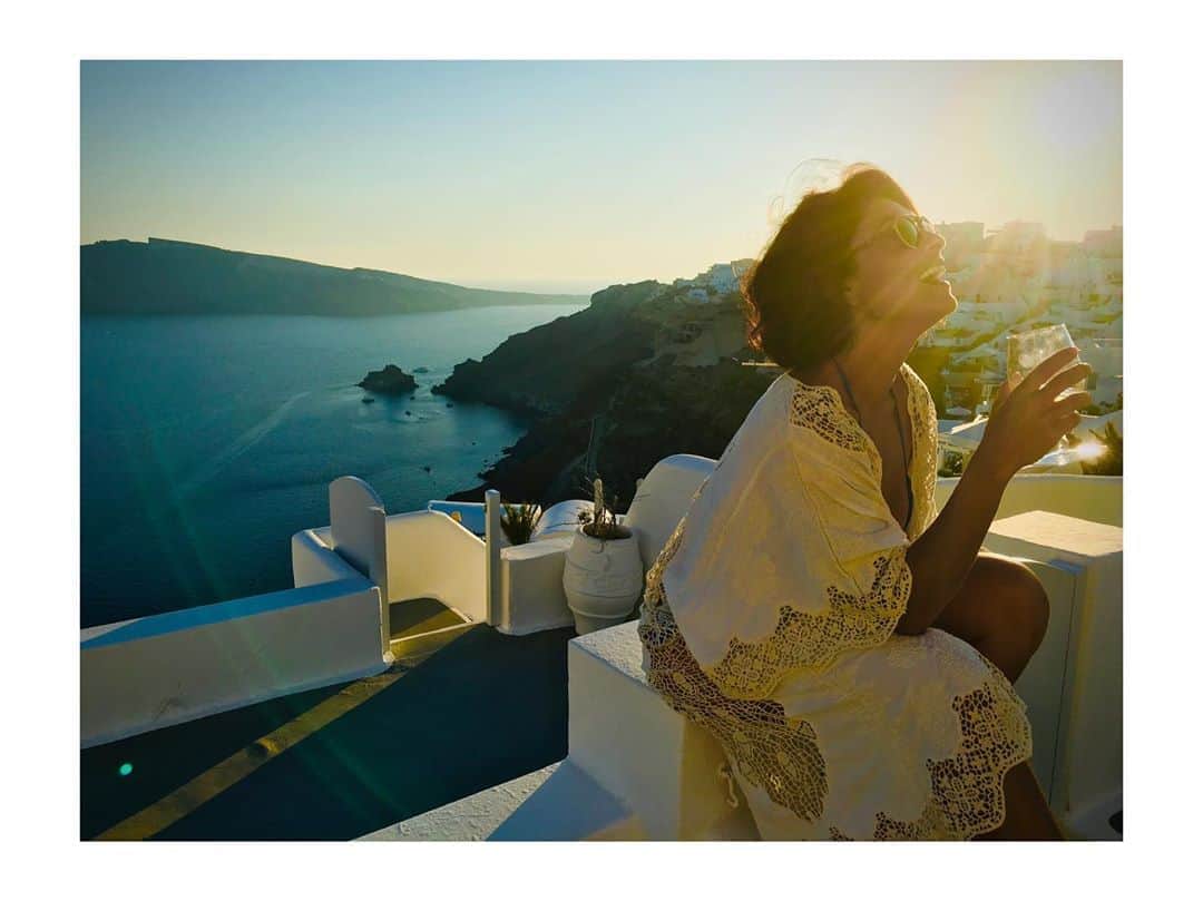 ジュリアナ・パエスのインスタグラム：「#tbt Santorini... cortei o cabelo na nuca e embarcamos depois do fim das gravações de #totalmentedemais #saudadesneminhafilha @dudu.baptista lembra amor, como foi bom?」