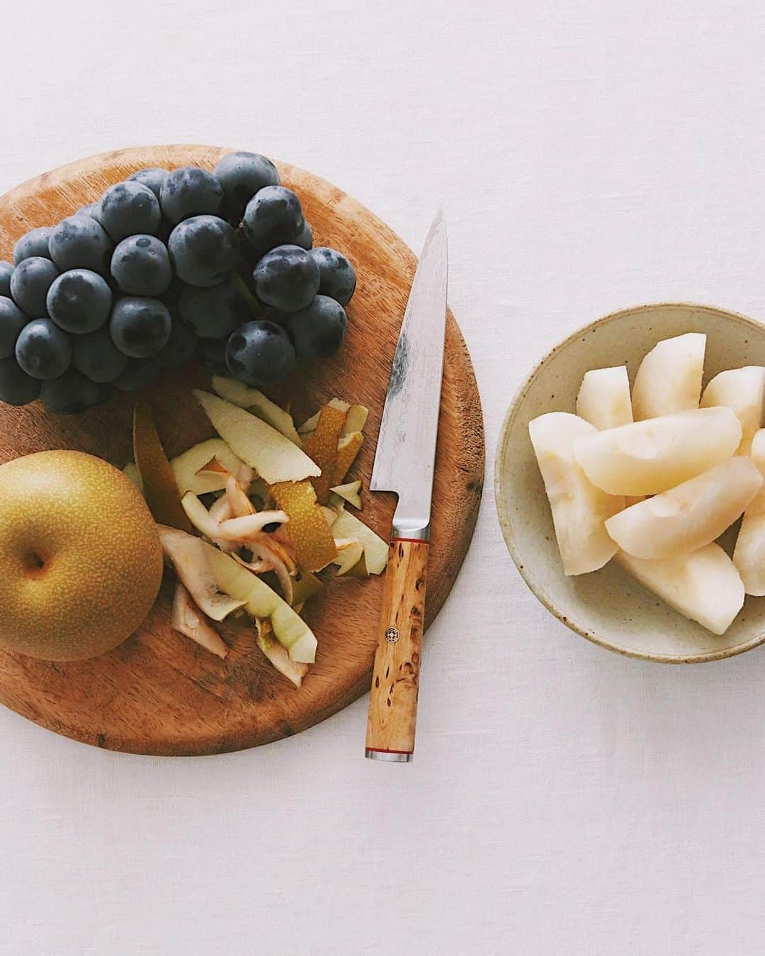 樋口正樹さんのインスタグラム写真 - (樋口正樹Instagram)「Breakfast fruits . 今朝は葡萄と梨。 ピオーネと幸水。 . . #くだものがかり #ぶどう #梨 #ピオーネ #幸水 #朝のフルーツ #ペティナイフ #果物 #fruits #breakfastfruits #MIYABI5000MCD」8月28日 7時45分 - higuccini